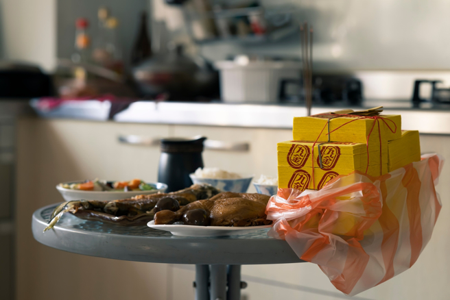 命理师指出，初四迎神日有禁忌，不宜在厨房裸体、男女「壁咚」、骂小孩，以免触怒灶神。（示意图：shutterstock／达志）