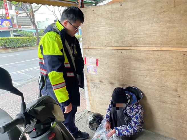 老翁倒卧街头竟是2天没吃东西，员警自掏腰包买便当给予协助。（警方提供／吕筱蝉桃园传真）