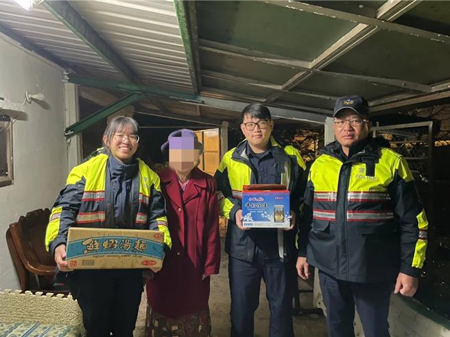 八旬老婦與唐氏症弟弟相依為命警暖心送物資。（警方提供／呂筱蟬桃園傳真）