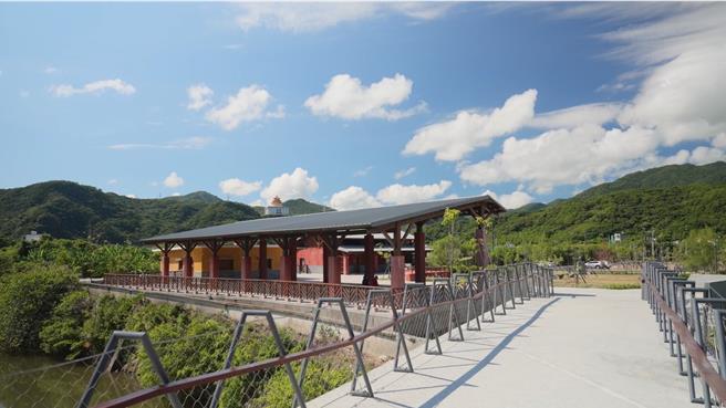 萬里大鵬足湯公園溫泉湯屋及景觀橋。（新北市城鄉局提供／呂健豪新北傳真）