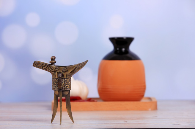 大陸考古團隊2003年在西安古墓中發現2尊「鎏金銅鍾」，其中一尊裡面裝有26公斤的「西漢美酒」。(示意圖:shutterstock/達志)