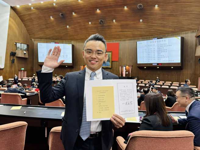 国民党立委、党团书记长洪孟楷在2024立委选举中拿下全国最高票，也被视为接班2026年新北市长的人选。台北市议员锺沛君认为，现在选民喜欢「真」，扭捏作态的时代已经过了，洪孟楷有意挑战新北市长，就要找适当时机公布。(翻摄自洪孟楷脸书)