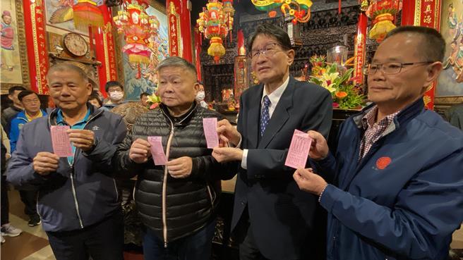大甲镇澜宫董事长顏清标（左二）12日深夜率董监事抽出「四季籤」，台湾阳宅教育协会理事长周建男（左三）解籤表示，其中的国运籤是「中上籤」，今年是「大破大立年」。（陈淑芬摄）