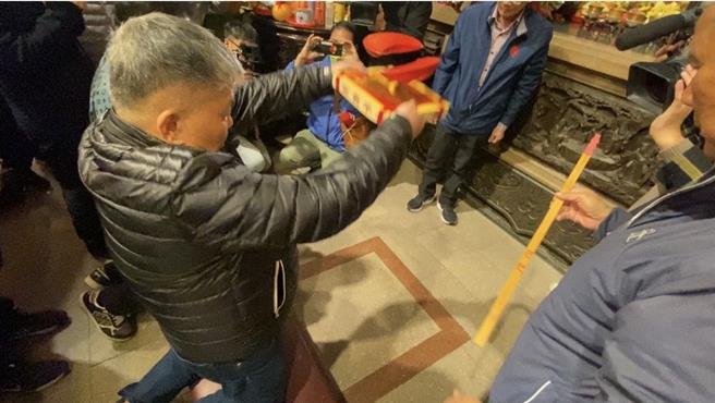 大甲镇澜宫董事长顏清标12日深夜率董监事抽出「四季籤」，台湾阳宅教育协会理事长周建男解籤表示，其中的国运籤是「中上籤」，今年是「大破大立年」。（陈淑芬摄）