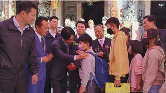 賴清德到民雄大士爺廟發紅包 人潮眾多小學生也來排隊