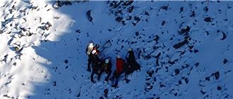 救援罹难山友 搜救人员滑落山谷骨折 空勤救援画面曝