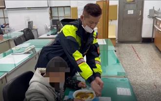 男童流落街頭1天半精疲力盡 離家走失7公里暖警助返家