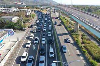 誰說墾丁沒人！初四北上空拍車潮曝光 網驚呼：阿娘喂