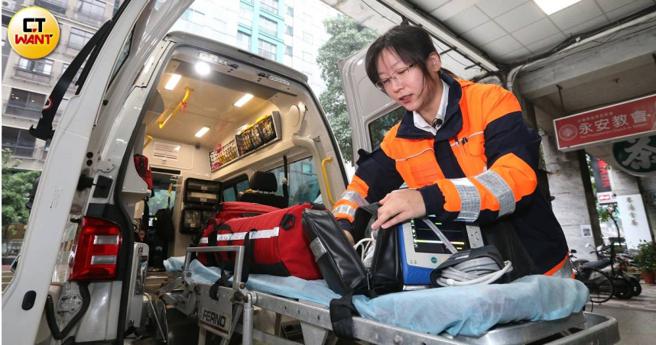 从事消防救护13年、女救护员陈冠颖目前是EMT-P高级技术救护员，她说最开心的就是救回无心跳呼吸的OHCA病人。（图／赵世勋摄）