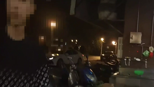 蔡姓男子在路边吞与吐雾，见到警赶紧丢弃，被活逮吸「K菸」依法送办。（翻摄画面）