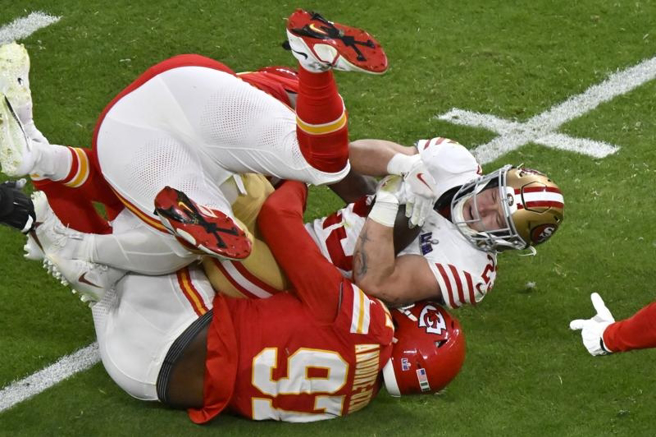 49人隊跑衛麥卡弗里(白衣)被撞翻在地。（美聯社）