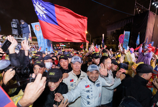 圖為國民黨造勢場，侯友宜、趙少康、朱立倫大進場。（資料照,郭吉銓攝）