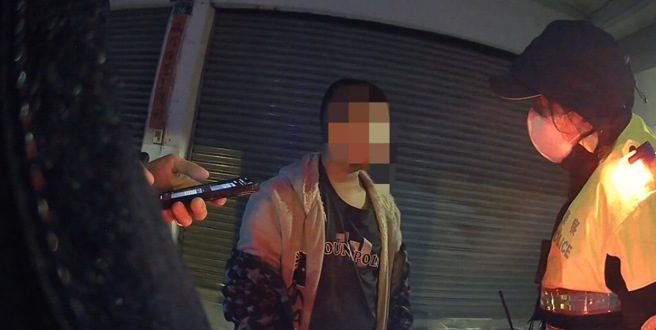 男童寒夜里在街头游荡，警员关心后，发现他是失踪人口。（翻摄画面）