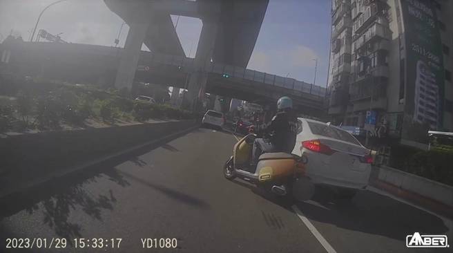 台北市警察局交通大隊統計，去年（2023年）轄區內，因為「未打方向燈」導致交通事故，共計有1486件。（翻攝畫面）