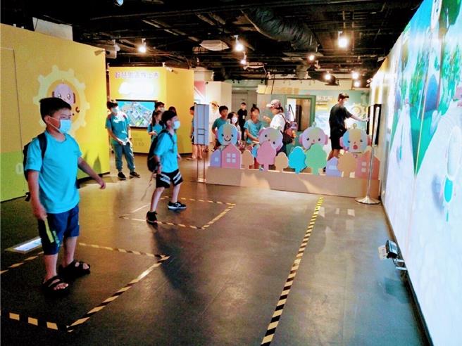 台湾科学教育馆8楼「智慧梦工厂Robot Show」展场有AR互动游戏。（教育部提供／林志成台北传真）