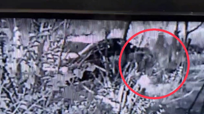 警方透过调阅监视画面，最终起获这起惊人的生母弃婴案。（图 / 翻摄画面）