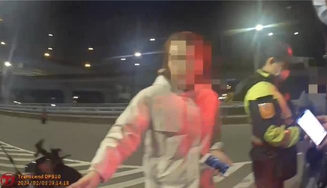 双方语言不通，警员拿出手机翻译，询问阮男及女友到底是谁骑车，最终阮男坦承确是他在骑车。（土城警分局提供）