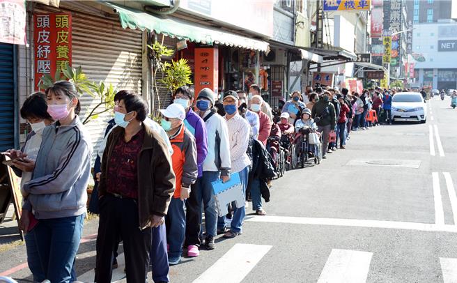 為領屏東都城隍廟發財錢母民眾，大年初四一早就來排隊，人龍看不到盡頭。(林和生攝)