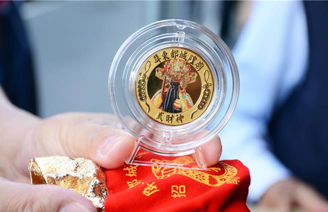 大年初四迎財神，屏東都城隍廟發放發財錢母。(林和生攝)