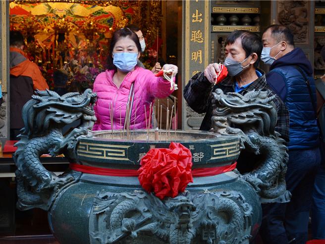 信徒熟練將錢母過爐。(林和生攝)