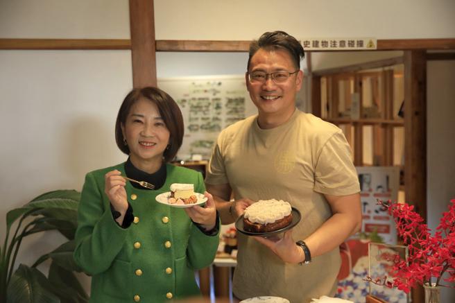 周春米（左）推荐胜利星村各品牌好物。（图／屏东县政府）