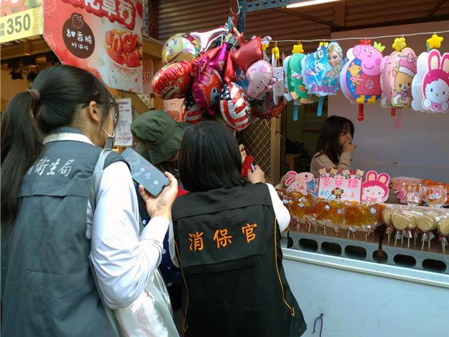 台南市政府春节期间不打烊前往各摊商、美食区执行联合稽查，确保消费者的权益。（法制处提供／洪荣志台南传真）