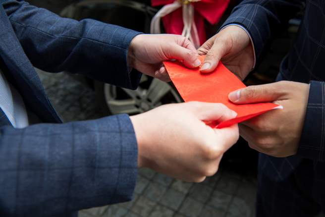 过年小孩收到红包要怎么处理，引起网友热烈讨论。（图：shutterstock／达志）