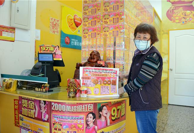 5名大学生集资刮刮乐，在屏东市一间彩券行刮中百万元。（林和生摄）