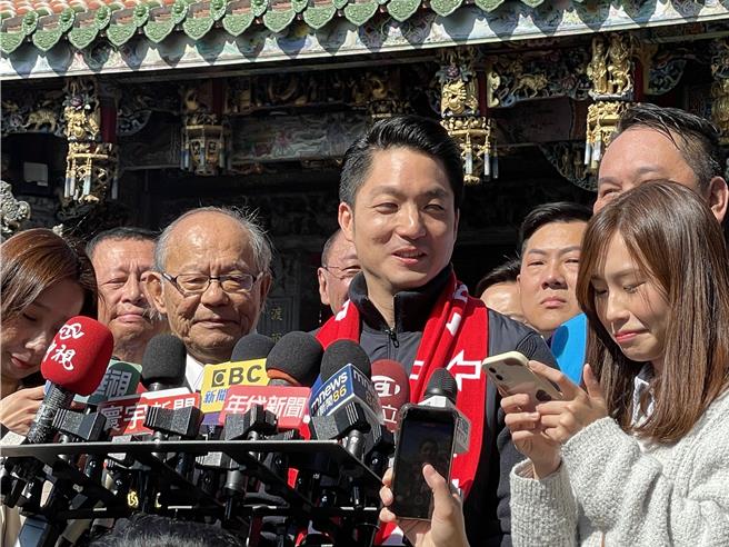 台北市长蒋万安今参拜关渡宫后表示，他今天是来祈求台北市新的一年风调雨顺、人民安居乐业。（蔡佩珈摄）