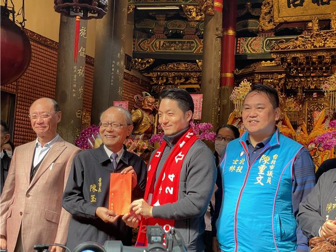 台北市長蔣萬安今前往北投關渡宮參拜、送發財金。（蔡佩珈攝）