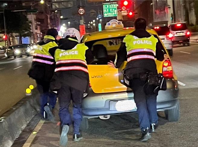 员警协助故障计程车停靠路边顺利排除交通壅塞。（翻摄画面）