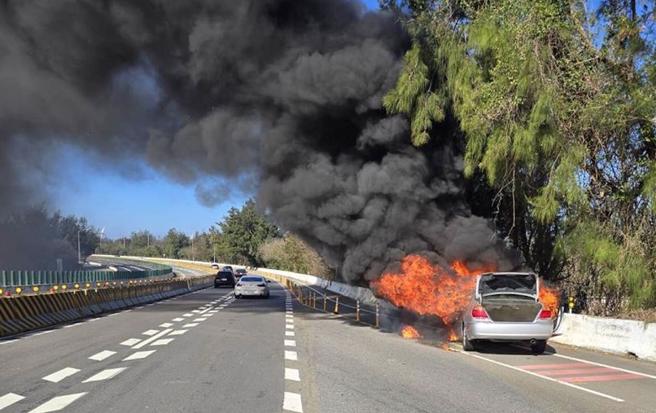 男子车辆陷入火海。（民眾提供／李京升苗栗传真）