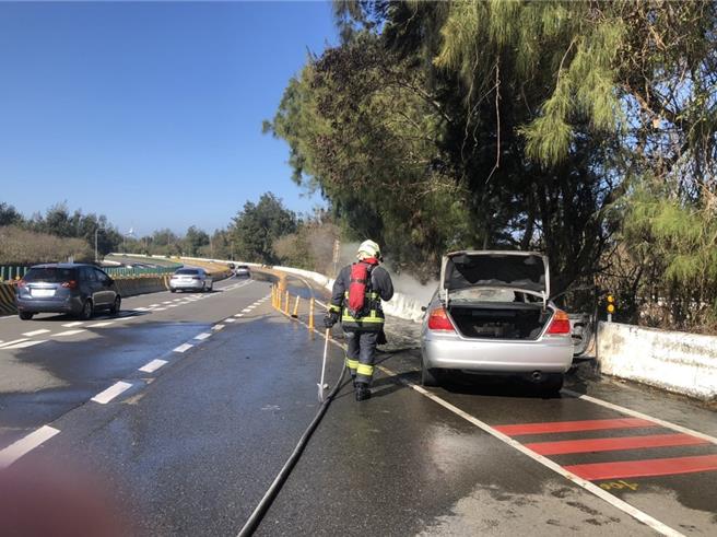 消防人员到场救援。（民眾提供／李京升苗栗传真）