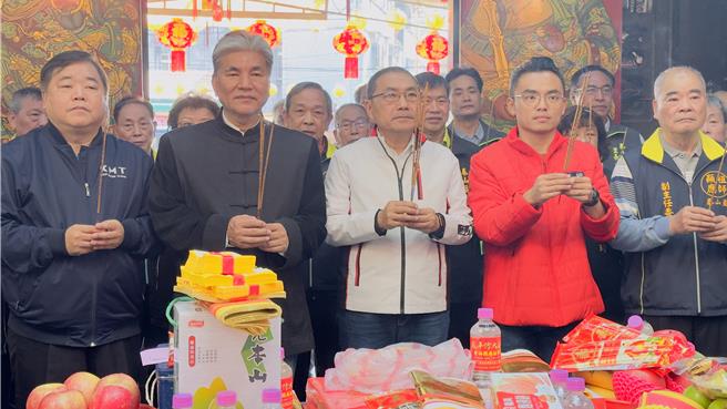新北市长侯友宜到泰山参拜，立委洪孟楷、前内政部长李鸿源也陪同前往。（吕健豪摄）