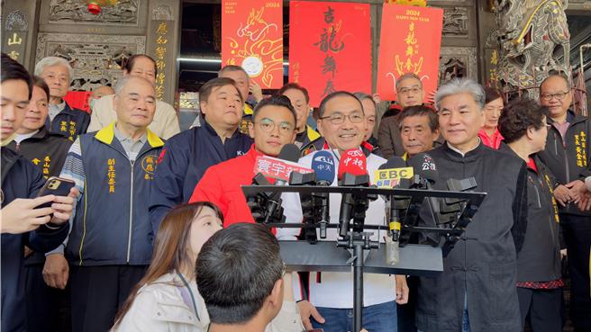 对于洪孟楷甚至李鸿源被点名接班新北市，侯友宜认为愿意为这块土地奉献才是最重要的。（吕健豪摄）