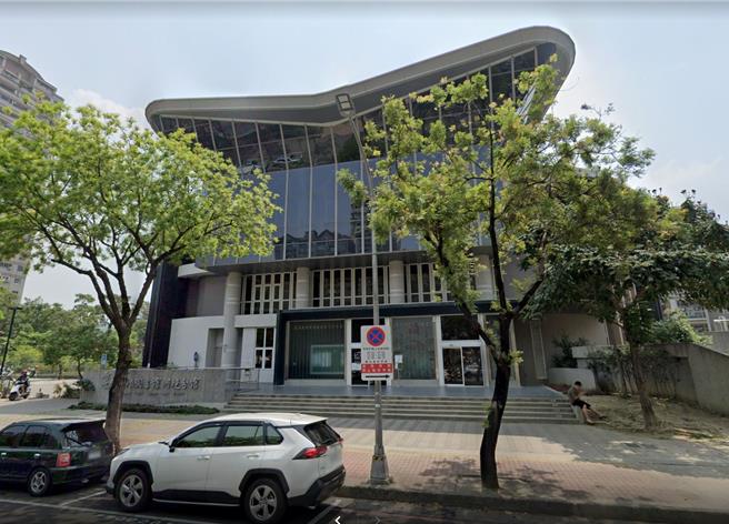 正妹睡到一半惊觉大腿「热热的」，抬头查看发现不明体液，当场气得报警。（取自GoogleMap／袁庭尧高雄传真）