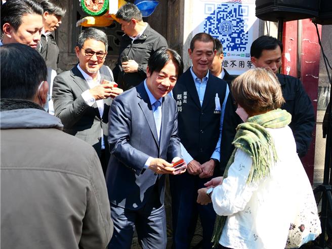 总统当选人赖清德（前右二）13日前往云林县斗六市新兴宫、北港镇朝天宫参拜并发放红包，感谢妈祖保佑此次选举平安顺利、圆满成功。（张朝欣摄）