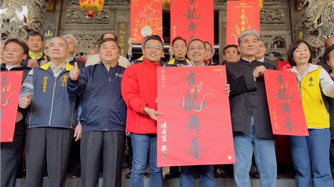 新北市長侯友宜在今天大年初四繼續到五股、泰山的廟宇參拜，希望吉龍舞春能夠讓民眾錢都有剩，過好日子。（呂健豪攝）