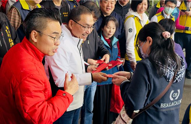 侯友宜發福袋，民眾索取非常踴躍。（呂健豪攝）