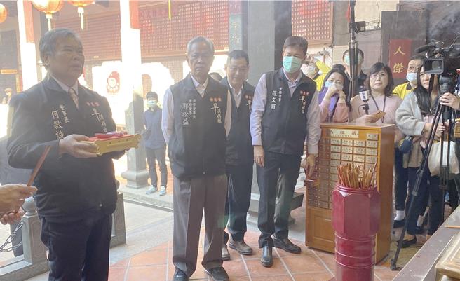 台中市東區樂成宮董事長何敏誠（左一）13日率董監事抽出抽「四季籤」。何敏誠表示，整體屬「中上簽」，其中的國運籤是「上上籤」，國運昌隆可期；詭異的是「六畜」屬「下簽」，但台灣有優良農業技術、人民素質高，相信應可克服困境。（陳淑芬攝）