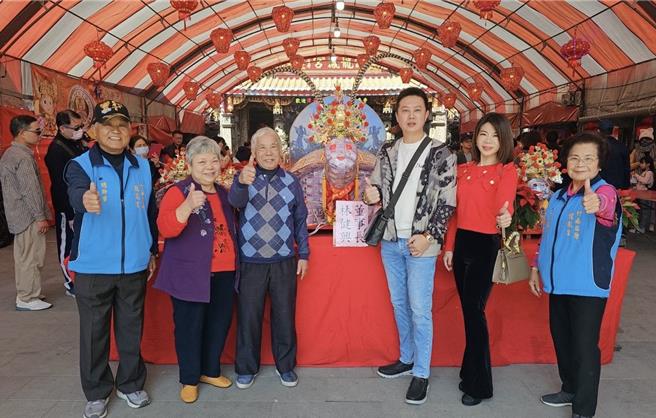 苗栗縣竹南鎮龍鳳宮舉辦春節乞龜活動。(山本富也提供)