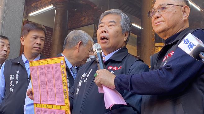 台中市東區樂成宮董事長何敏誠（右二）13日率董監事抽出抽「四季籤」。何敏誠表示，整體屬「中上簽」，其中的國運籤是「上上籤」，國運昌隆可期；詭異的是「六畜」屬「下簽」，但台灣有優良農業技術、人民素質高，相信應可克服困境。（陳淑芬攝）