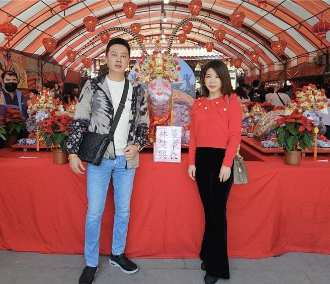 山本富也董事長林伸坤(左)、總經理謝宜蒨乞得160萬的大金龜王，今早特地從台中前往龍鳳宮共襄盛舉。(山本富也提供)