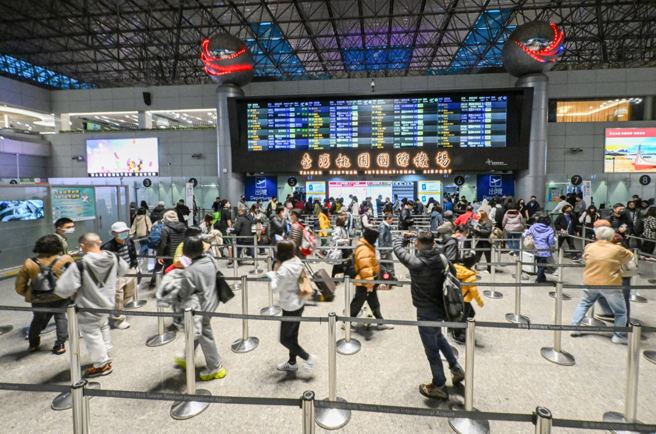 292名台灣旅客參加富國島行程，卻因旅行社欠越南業者費用，在當地慘遭丟包。圖為春節出國人潮。（陳麒全攝）