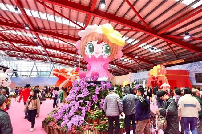 曾获交通部观光局票选春节10大必游景点的花在彰化，今年已迈入第18年，根据彰化县政府统计，2024花在彰化活动入园人数，从大年初一到初三已累计有32万人次到访。（彰化县政府提供／吴建辉彰化传真）
