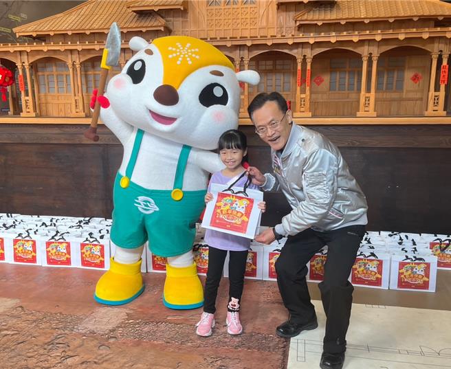 桃园市秘书长詹荣锋（右）13日也到桃园轨道愿景馆颁发福袋与红包给入馆民眾。（陈梦茹摄）