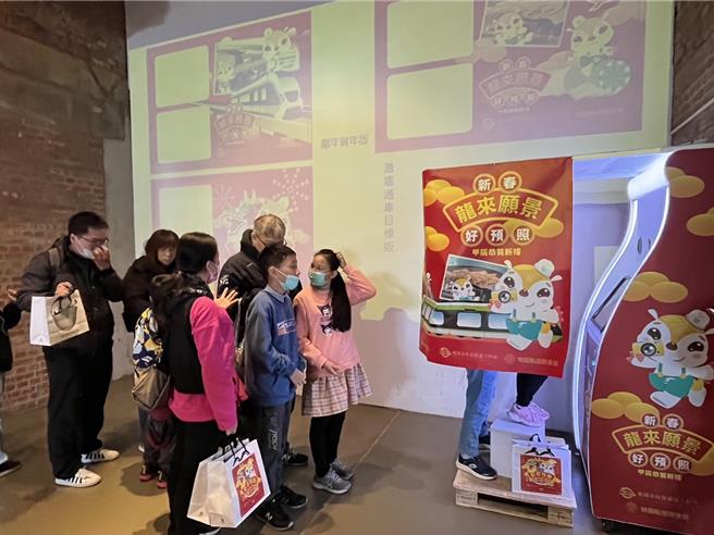 桃园轨道愿景馆13日到18日期间举办「龙来愿景．新春好预照」共6天的新春活动，推出每天限量100份的即拍即印专属纪念照片。（陈梦茹摄）
