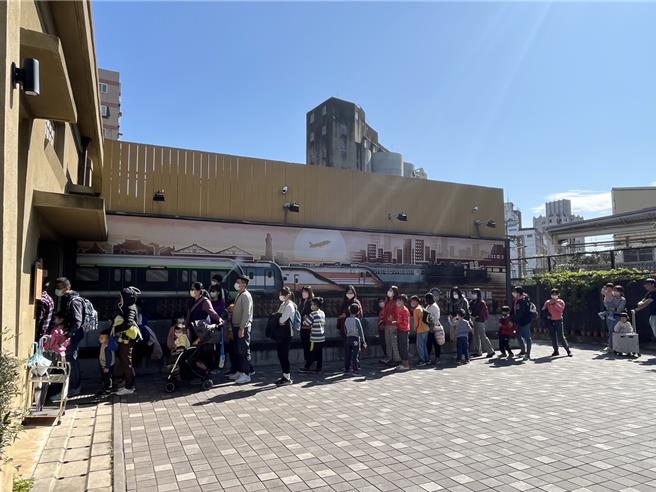 桃园轨道愿景馆自8日起休馆至12日，终于在13日开馆，吸引大批人潮排队参观。（陈梦茹摄）