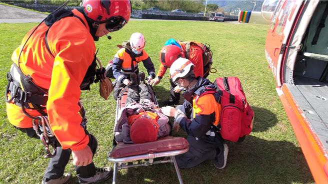 43岁林姓女山友攀登中央山脉南三段，13日凌晨6点多突疑似高山症发作，经南投县消防局紧急打119求救，南投县消防局第三大队申请直升机吊挂，空勤也将患者送花莲就医。（空勤队提供／冯惠宜南投传真）