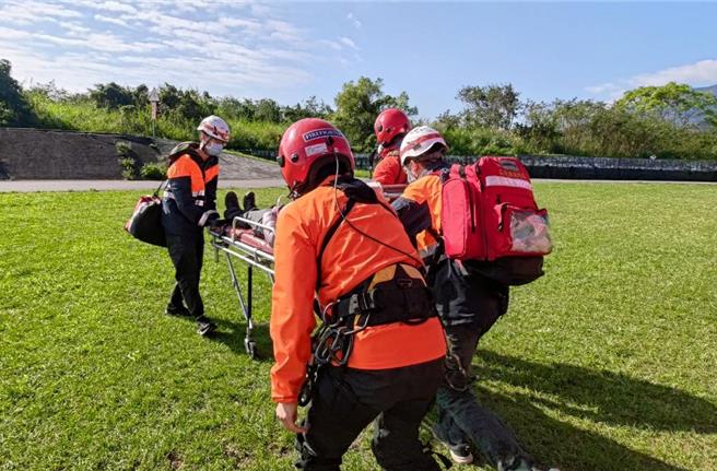 43岁林姓女山友攀登中央山脉南三段，13日凌晨6点多突疑似高山症发作，经南投县消防局紧急打119求救，南投县消防局第三大队申请直升机吊挂，空勤也将患者送花莲就医。（空勤队提供／冯惠宜南投传真）